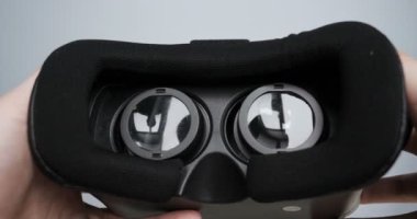 Adam (Man) veya kız (kadın) elbiseler ve çok yakından gözlük oyun (film) gösteren ile sanal gözlük görünüyor. Kavramı: Vitrual dünya, 3D, gelecek Oyunlar, Underworld.