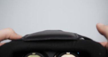 Adam (Man) veya kız (kadın) elbiseler ve çok yakından gözlük oyun (film) gösteren ile sanal gözlük görünüyor. Kavramı: Vitrual dünya, 3D, gelecek Oyunlar, Underworld.