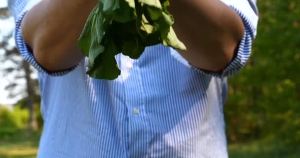 那个穿着草帽 的农夫从地上举起脏 展示着手中的萝卜 慢动作 生物产品 — 图库视频影像