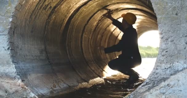 Ingeniero Trabajador Comprueba Canalones Bata Azul Botas Una Construcción Casco — Vídeo de stock