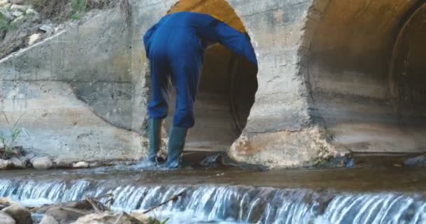 Інженер Працівник Перевіряє Жолоби Синій Халат Чоботи Жовтий Шолом Тунелі — стокове відео