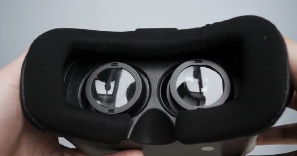 드레스와 게임을 보여주는 안경을 보인다 Vitrual — 비디오