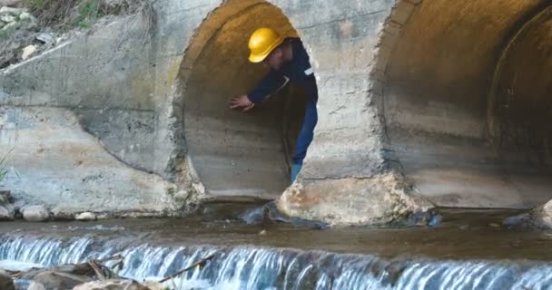 Ingénieur Ouvrier Vérifie Les Gouttières Robe Bleue Bottes Dans Casque — Video