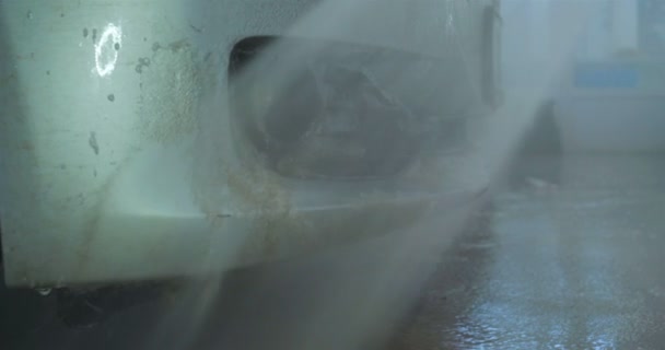 Profesjonalnie Myje Samochód Czarnych Rękawiczkach Gąbką Pianką Koncepcja Myjnia Samochodowa — Wideo stockowe