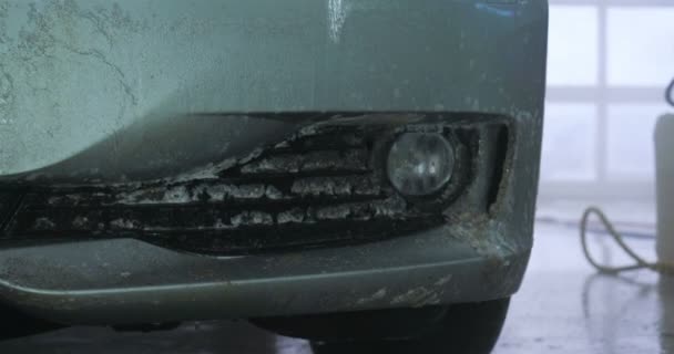 専門家は スポンジと泡で 黒い手袋で車を洗浄します コンセプト スポンジ — ストック動画