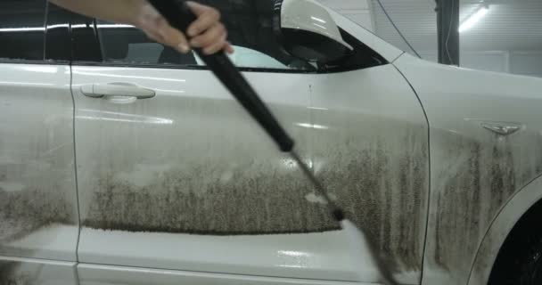 스폰지 거품을 사용하여 장갑으로 자동차를 닦는다 Carwash Sponge Foam Water — 비디오