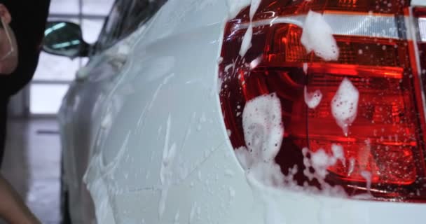 Profissional Lava Carro Luvas Pretas Com Uma Esponja Espuma Conceito — Vídeo de Stock