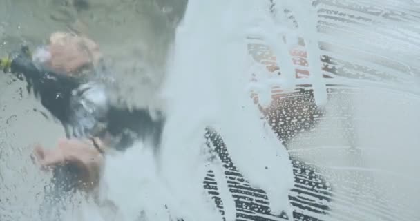 Jovem Profissional Masculino Limpador Janelas Usa Espuma Detergentes Para Janelas — Vídeo de Stock