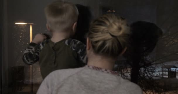 Maman Aimante Embrasse Bébé Regrette Enfant Tremble Dans Ses Bras — Video