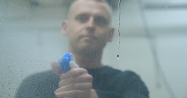 Молодий Професійний Хлопець Чоловічий Очищувач Вікон Використовує Піну Миючі Засоби — стокове відео