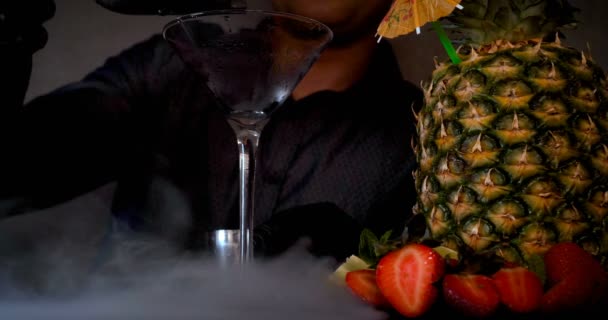 为聚会准备各种饮料 鸡尾酒 在迪斯科舞厅或家中的酒吧里 可以看到水果冷饮的黑色背景 — 图库视频影像