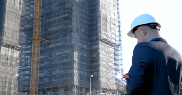 Retrato Jovem Bem Sucedido Engenheiro Bonito Arquiteto Construtor Empresário Vestindo — Vídeo de Stock