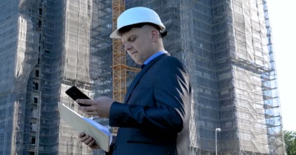 Portrait Jeune Ingénieur Architecte Constructeur Homme Affaires Portant Casque Blanc — Video