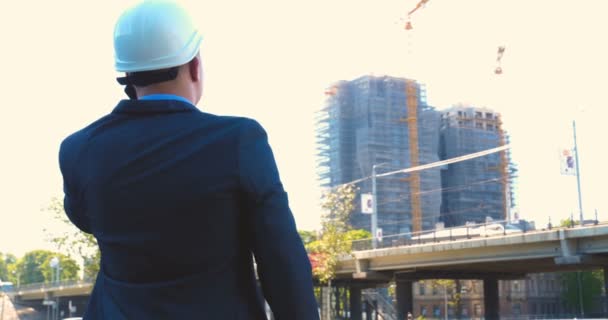 Joven Arquitecto Hombre Hombre Negocios Traje Trabajo Una Chaqueta Con — Vídeo de stock