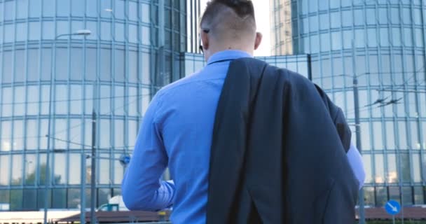 Mladý Muž Muž Architekt Podnikatel Pracovním Obleku Bundě Složkou Tabletem — Stock video