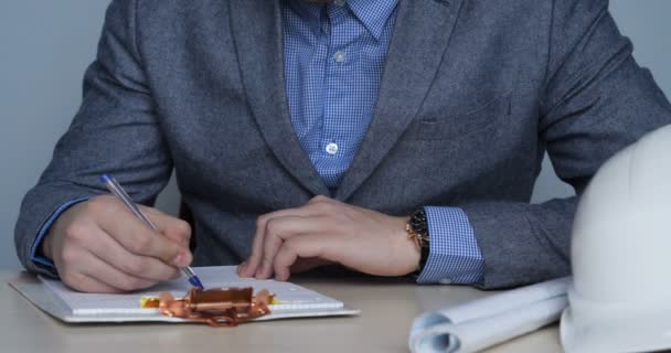 Joven Arquitecto Hombre Hombre Negocios Traje Trabajo Una Chaqueta Con — Vídeo de stock