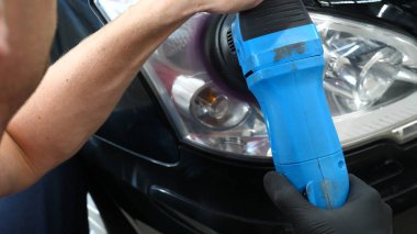 Profesyonel bir kaporta ve far cilası işçisi arabayı boyamadan veya satışa hazırlandıktan sonra taşır. Taze arabalar, Otomotiv Merkezi, Hizmet, Profesyonel.