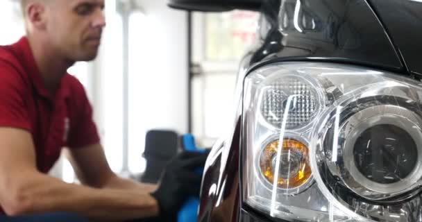 Profesjonalny Nadwozie Polerowanie Reflektorów Pracownik Będzie Transport Samochodu Malowaniu Lub — Wideo stockowe
