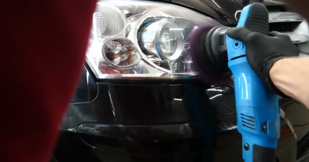 Trabalhador Profissional Polimento Carroçaria Farol Transportará Carro Após Pintura Preparação — Vídeo de Stock