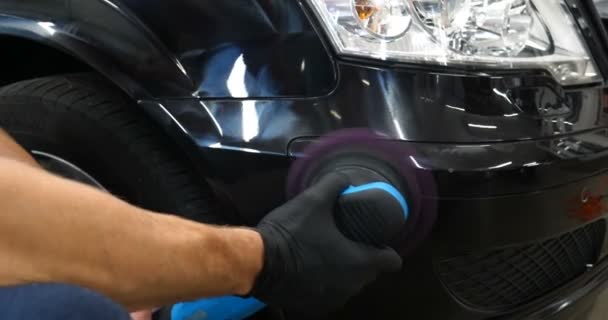 Trabalhador Profissional Polimento Carroçaria Farol Transportará Carro Após Pintura Preparação — Vídeo de Stock