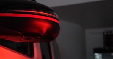 Vücut parçalarının kızılötesi kuruması macun sürdükten sonra ve çalışma ortamında çalışan kırmızı fenerlerle tamirhanedeki beyaz bir off-road aracına boya sürdükten sonra. Araba Seramik, Yavaş Hareket kavramı.