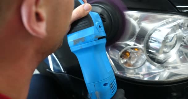 Een Professionele Carrosserie Koplamp Polijsten Werknemer Zal Het Vervoer Van — Stockvideo