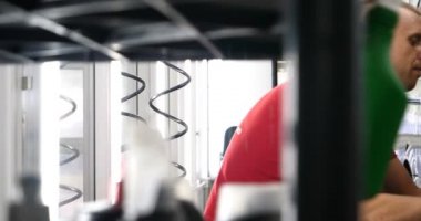 Profesyonel bir kaporta ve far cilası işçisi arabayı boyamadan veya satışa hazırlandıktan sonra taşır. Taze arabalar, Otomotiv Merkezi, Hizmet, Profesyonel.