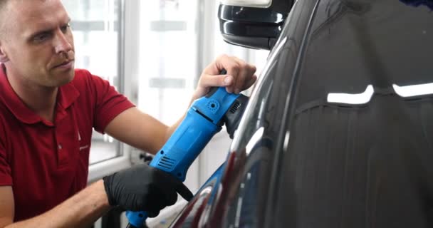 Una Carrocería Profesional Trabajador Pulido Faros Transportarán Coche Después Pintar — Vídeos de Stock