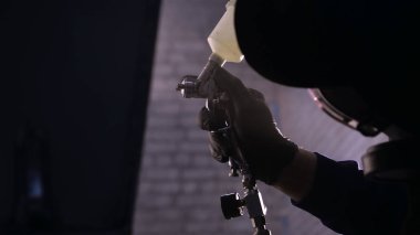Garajda profesyonel bir adam (adam) bir mini-jet (spreyler) ile bir koruyucu takım dispenser ve koruyucu gözlük kullanarak yüzeye boya (seramik) uygulayarak yat (ulaşım) kapsar.