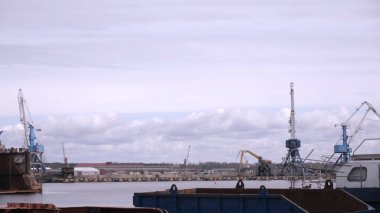 Profesyonel adam (adam) bir garaj (hizmet) bir kazak giymiş çalışma giysileri bir boya tabancası (sprey tabanca) kurar ve boyama başlar (seramik bir tabaka koyarak) bir yat.