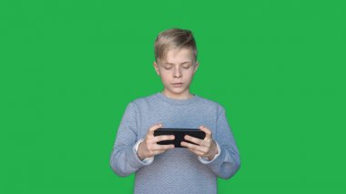 Chromakey arka planda, Genç bir adam (Çocuk) farklı duygular gösterir. Kavramı: yeşil arka plan, Chroma anahtar, gerçek duygular, avcı, like, moda, sarışın.