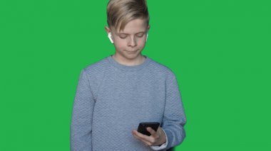 Chromakey arka planda, Genç bir adam (Çocuk) farklı duygular gösterir. Kavramı: yeşil arka plan, Chroma anahtar, gerçek duygular, avcı, like, moda, sarışın.