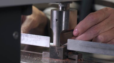Endüstriyel konfeksiyon fabrikası, özel bir Lazer Kesme Kumaş bazı tekstil parçaları keser. Kavramı: Lazer makinesi, Haçlar, Bir fabrikada çalışma, Otomatik kesim.