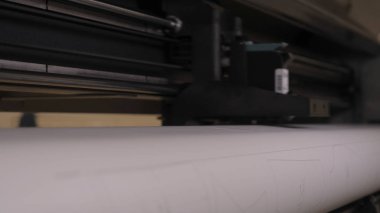 Endüstriyel konfeksiyon fabrikası, özel bir Lazer Kesme Kumaş bazı tekstil parçaları keser. Kavramı: Lazer makinesi, Haçlar, Bir fabrikada çalışma, Otomatik kesim.