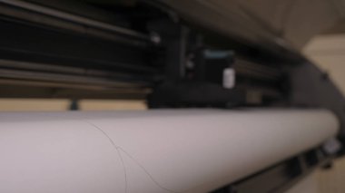 Endüstriyel konfeksiyon fabrikası, özel bir Lazer Kesme Kumaş bazı tekstil parçaları keser. Kavramı: Lazer makinesi, Haçlar, Bir fabrikada çalışma, Otomatik kesim.