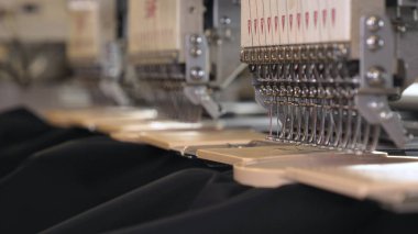 Endüstriyel konfeksiyon fabrikası, özel bir Lazer Kesme Kumaş bazı tekstil parçaları keser. Kavramı: Lazer makinesi, Haçlar, Bir fabrikada çalışma, Otomatik kesim.