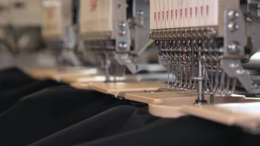 Endüstriyel konfeksiyon fabrikası, özel bir Lazer Kesme Kumaş bazı tekstil parçaları keser. Kavramı: Lazer makinesi, Haçlar, Bir fabrikada çalışma, Otomatik kesim.