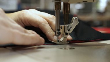 Endüstriyel konfeksiyon fabrikası, özel bir Lazer Kesme Kumaş bazı tekstil parçaları keser. Kavramı: Lazer makinesi, Haçlar, Bir fabrikada çalışma, Otomatik kesim.