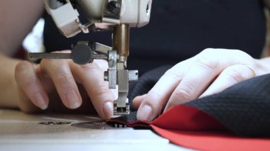 Endüstriyel konfeksiyon fabrikası, özel bir Lazer Kesme Kumaş bazı tekstil parçaları keser. Kavramı: Lazer makinesi, Haçlar, Bir fabrikada çalışma, Otomatik kesim.