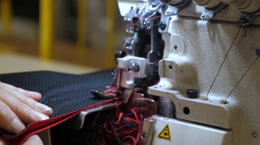 Endüstriyel konfeksiyon fabrikası, özel bir Lazer Kesme Kumaş bazı tekstil parçaları keser. Kavramı: Lazer makinesi, Haçlar, Bir fabrikada çalışma, Otomatik kesim.
