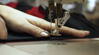 Endüstriyel konfeksiyon fabrikası, özel bir Lazer Kesme Kumaş bazı tekstil parçaları keser. Kavramı: Lazer makinesi, Haçlar, Bir fabrikada çalışma, Otomatik kesim.