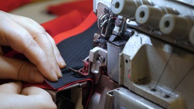 Endüstriyel konfeksiyon fabrikası, özel bir Lazer Kesme Kumaş bazı tekstil parçaları keser. Kavramı: Lazer makinesi, Haçlar, Bir fabrikada çalışma, Otomatik kesim.