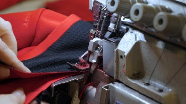 Bir dikiş makinesi çeşitli şirketler ve gravürler nakışlar. Konsept: Otomatik çalışma, Dikiş makinesi, Gravür, İplik, Kumaş, İğne.