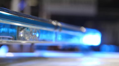 Polis binasında (istasyon) polis ulaşım (araba) sinyal ışıklarını kontrol eder ve araçlardaki sinyal ışıkları tetiklenir. Konsept: Ambulans, Alarm, Yavaş Hareket, Çok Yakın.