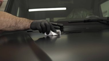 Araba boyama ve seramik iki profesyonel ustalar bir araba deteyling merkezinde, bir mikro fiber ve bez kullanarak seramik bir tabaka bindirme. Konsept: Servis, Yeni araba, Yenile.