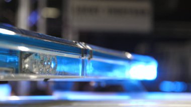 Polis binasında (istasyon) polis ulaşım (araba) sinyal ışıklarını kontrol eder ve araçlardaki sinyal ışıkları tetiklenir. Konsept: Ambulans, Alarm, Yavaş Hareket, Çok Yakın.