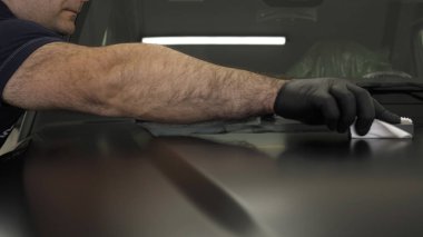 Araba boyama ve seramik iki profesyonel ustalar bir araba deteyling merkezinde, bir mikro fiber ve bez kullanarak seramik bir tabaka bindirme. Konsept: Servis, Yeni araba, Yenile.