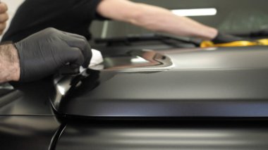 Araba boyama ve seramik iki profesyonel ustalar bir araba deteyling merkezinde, bir mikro fiber ve bez kullanarak seramik bir tabaka bindirme. Konsept: Servis, Yeni araba, Yenile.