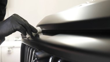 Araba boyama ve seramik iki profesyonel ustalar bir araba deteyling merkezinde, bir mikro fiber ve bez kullanarak seramik bir tabaka bindirme. Konsept: Servis, Yeni araba, Yenile.