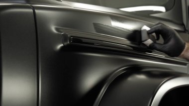 Araba boyama ve seramik iki profesyonel ustalar bir araba deteyling merkezinde, bir mikro fiber ve bez kullanarak seramik bir tabaka bindirme. Konsept: Servis, Yeni araba, Yenile.